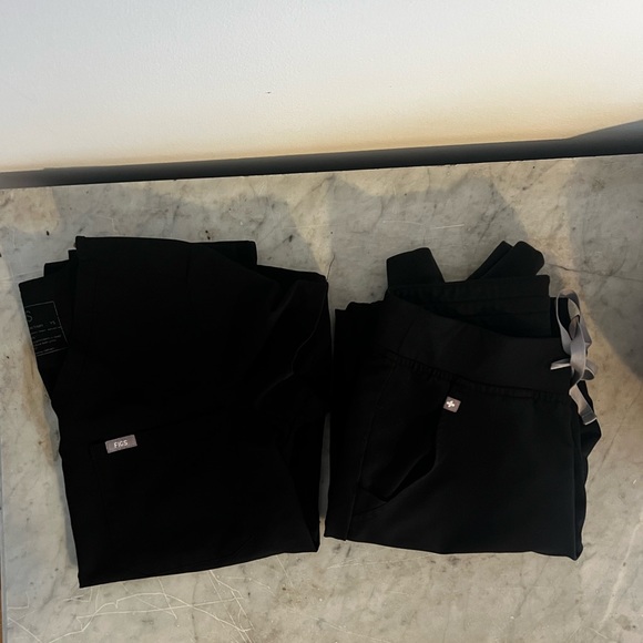 Figs Scrub Set - Catarina Top & Zamora Jogger - Picture 2 of 4